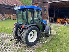 New Holland T3030 Allrad mit Kabine, Schneepflug und Salzstreuer