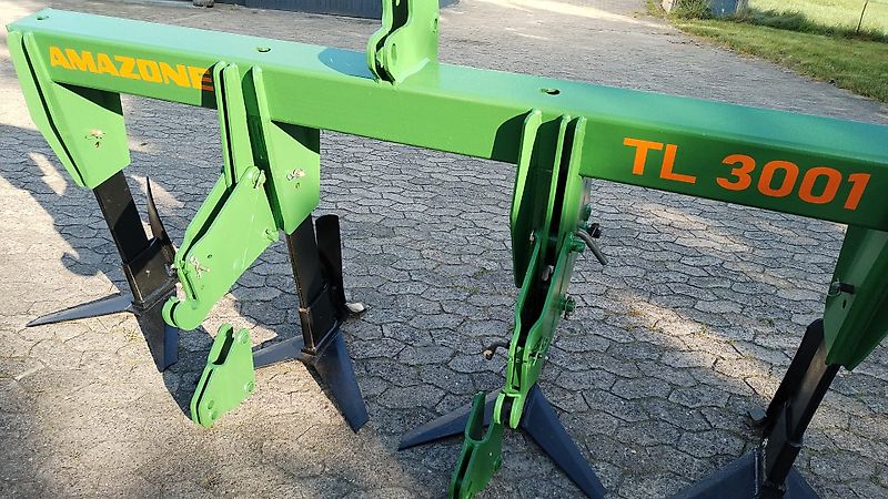 Amazone Amazone Anbautiefenlockerer Amazone TL 3001 Grubber Kurzgrubber Amazone TL 3001 75cm Strichabstand Flügelschargrubber 4 balkig Flügelschare 600 mm Breite Ultrakurzgrubber nur 300 mm breit Amazone TL mit Zapfwellendurchtrieb Amazone TL 3001 für Kreiselgrub