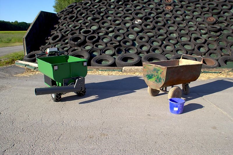 Elektrisch angetriebener Futterwagen mit Förderschnecke Rinder 400L