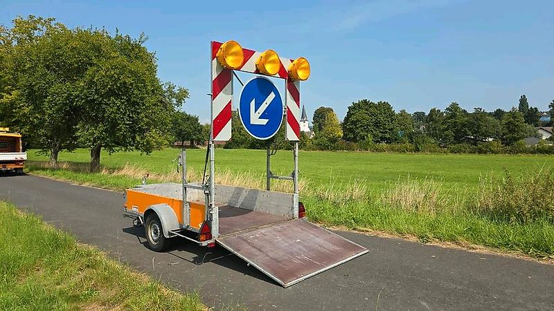 Trebbiner VZ 615 Absperrtafel FAT Nissen Horizont Verkehrsleittafel Verkehrsleitanhänger Verkehrssicherungsanhänger Leitanhänger