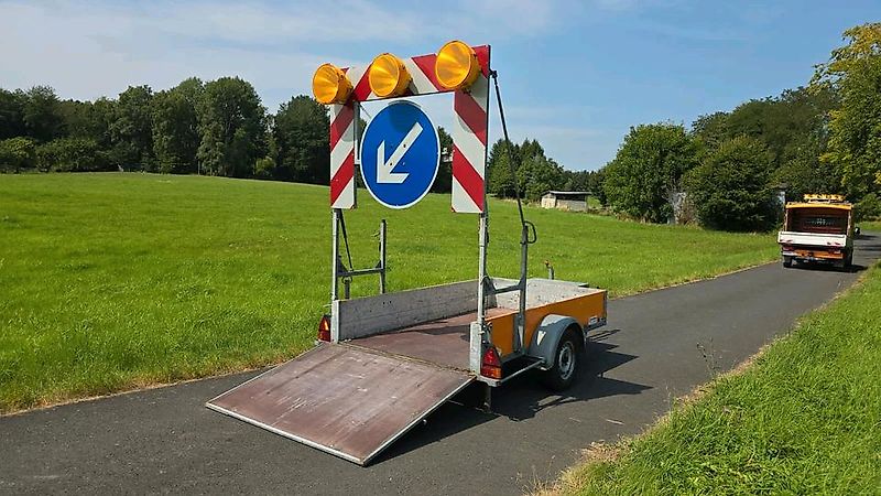 Trebbiner VZ 615 Absperrtafel FAT Nissen Horizont Verkehrsleittafel Verkehrsleitanhänger Verkehrssicherungsanhänger Leitanhänger