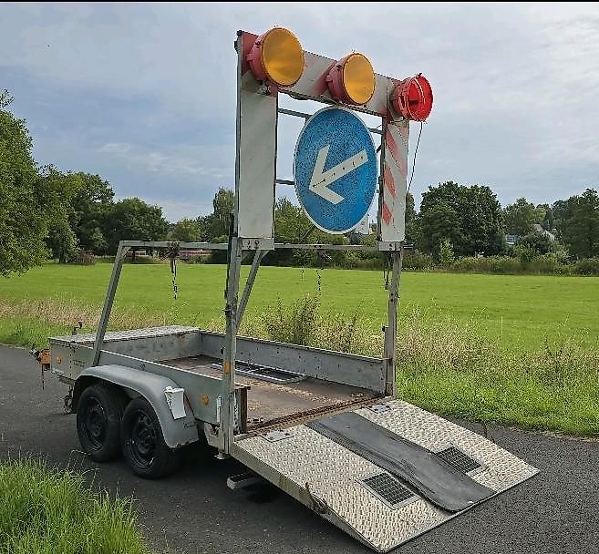 Trebbiner VZ 615 Absperrtafel FAT Nissen Horizont Verkehrsleittafel Verkehrsleitanhänger Verkehrssicherungsanhänger Leitanhänger