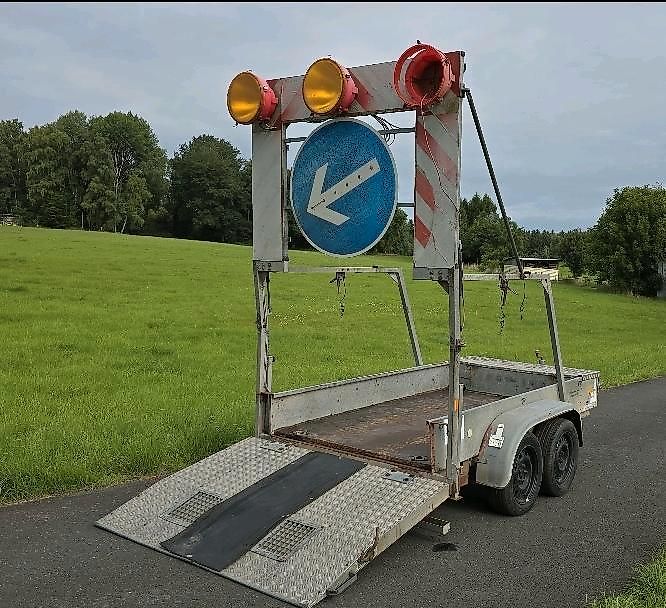 Trebbiner VZ 615 Absperrtafel FAT Nissen Horizont Verkehrsleittafel Verkehrsleitanhänger Verkehrssicherungsanhänger Leitanhänger