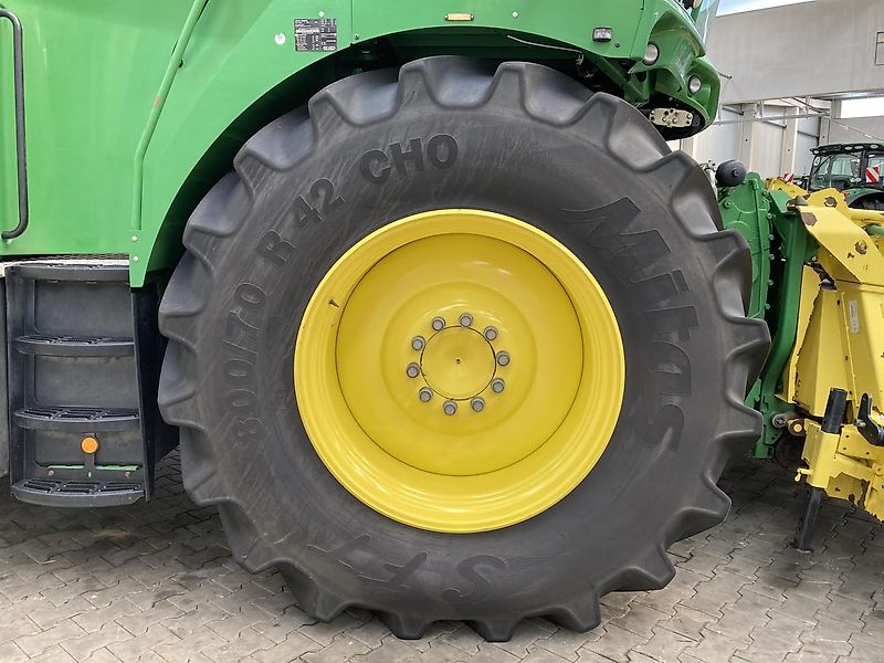 John Deere 8300