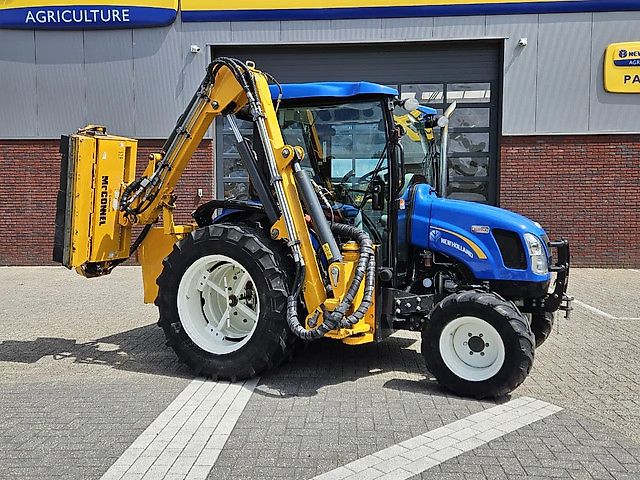New Holland Boomer 3050 met Bos Maaiarm