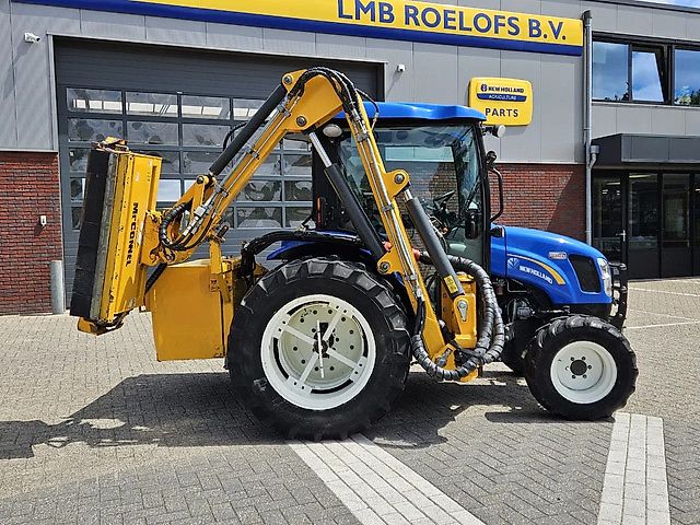 New Holland Boomer 3050 met Bos Maaiarm