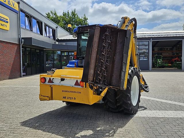 New Holland Boomer 3050 met Bos Maaiarm