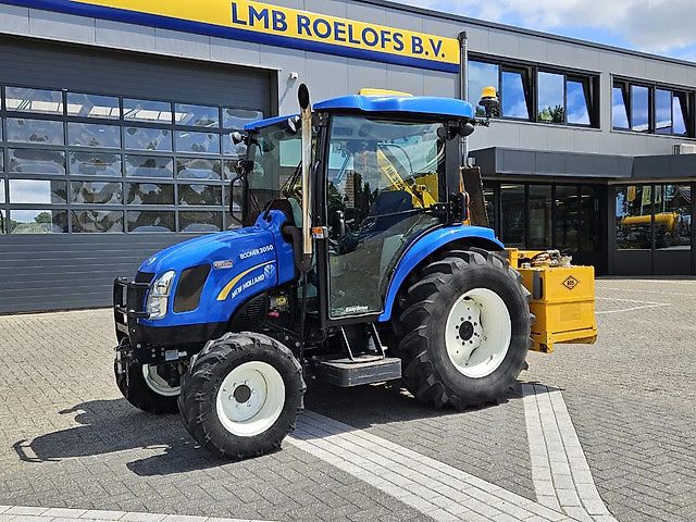 New Holland Boomer 3050 met Bos Maaiarm