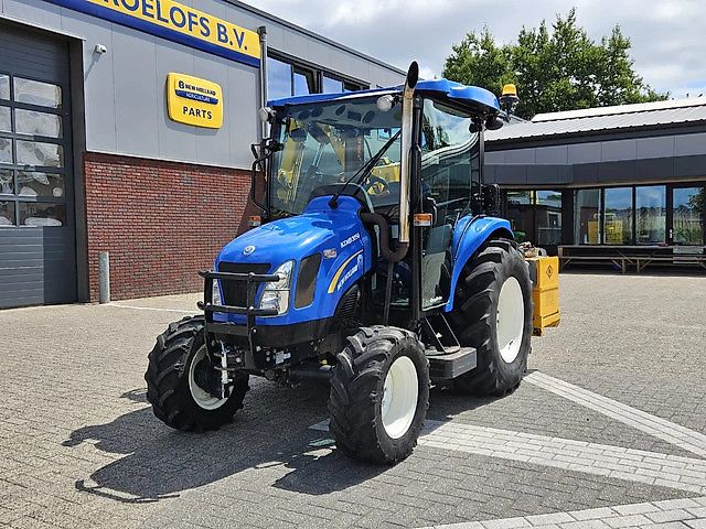 New Holland Boomer 3050 met Bos Maaiarm