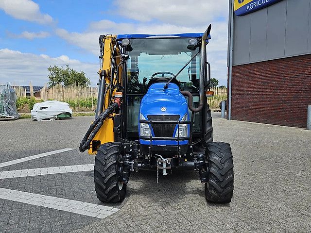 New Holland Boomer 3050 met Bos Maaiarm