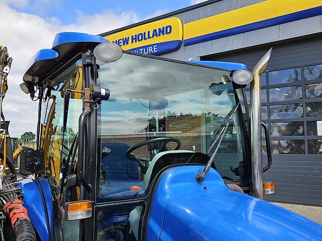 New Holland Boomer 3050 met Bos Maaiarm