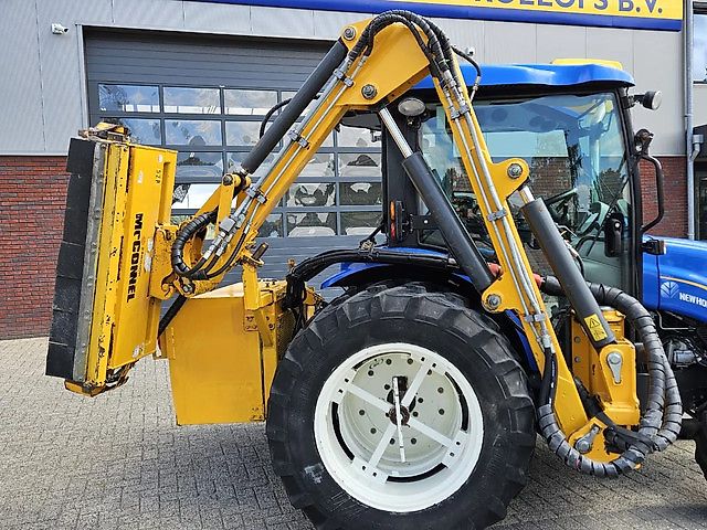 New Holland Boomer 3050 met Bos Maaiarm