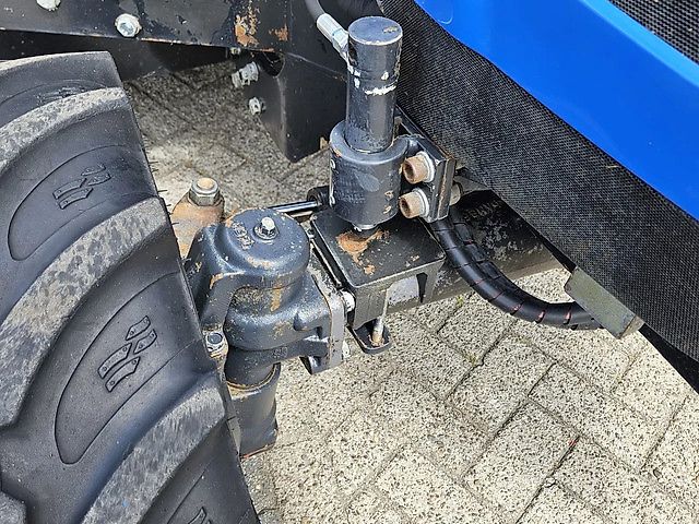 New Holland Boomer 3050 met Bos Maaiarm