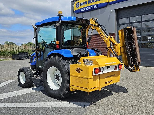 New Holland Boomer 3050 met Bos Maaiarm