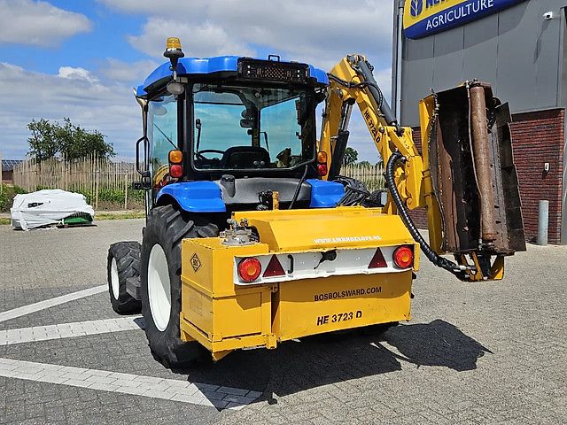 New Holland Boomer 3050 met Bos Maaiarm