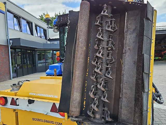 New Holland Boomer 3050 met Bos Maaiarm