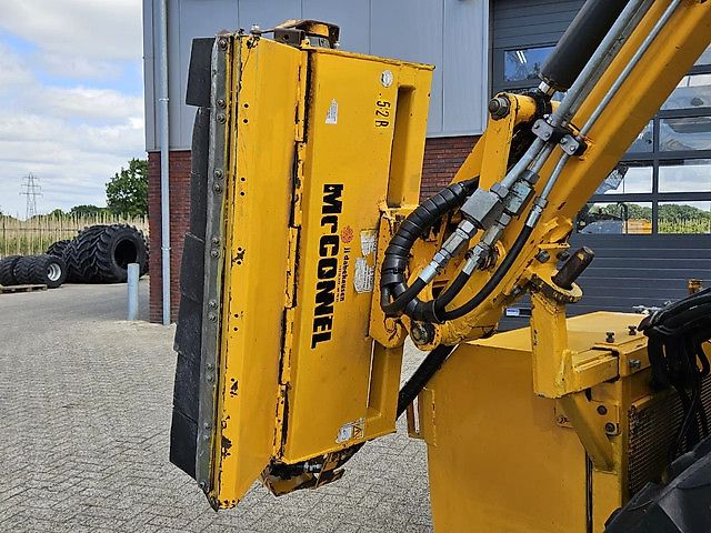 New Holland Boomer 3050 met Bos Maaiarm