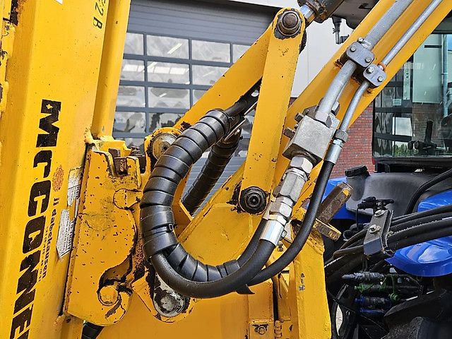 New Holland Boomer 3050 met Bos Maaiarm