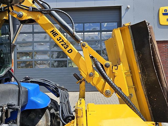 New Holland Boomer 3050 met Bos Maaiarm