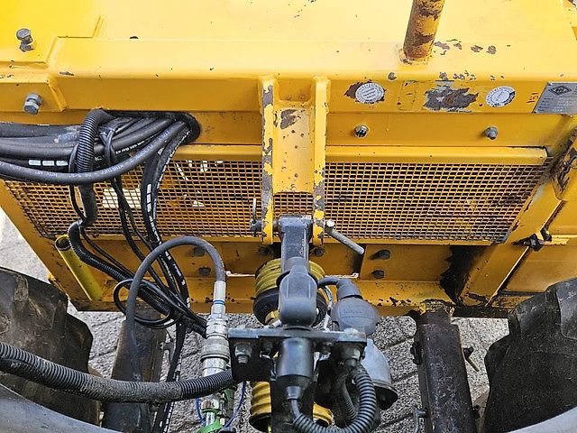 New Holland Boomer 3050 met Bos Maaiarm