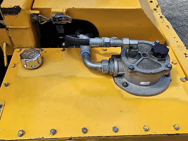 New Holland Boomer 3050 met Bos Maaiarm