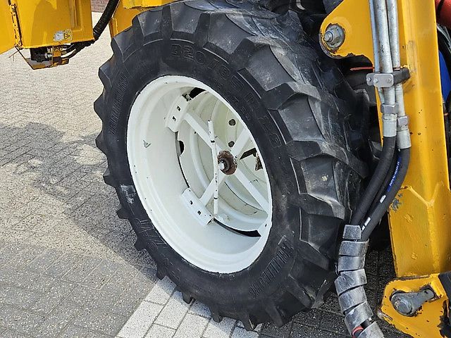 New Holland Boomer 3050 met Bos Maaiarm