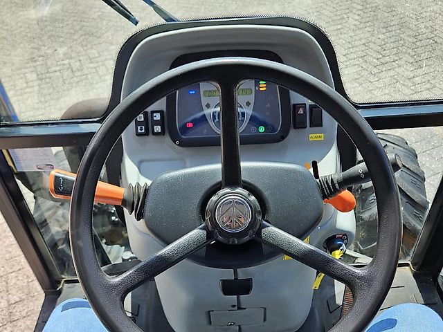 New Holland Boomer 3050 met Bos Maaiarm