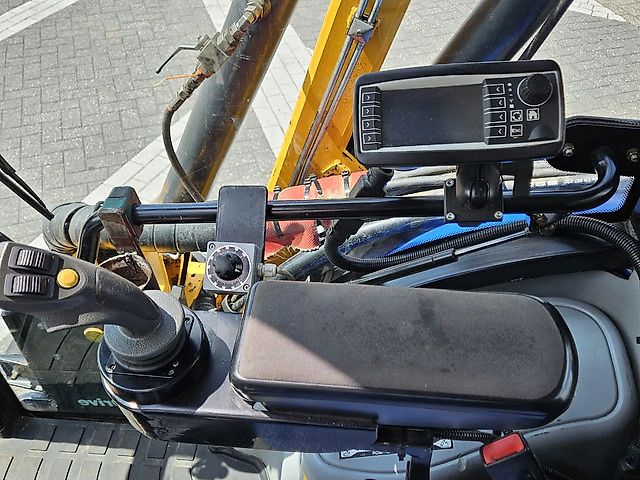 New Holland Boomer 3050 met Bos Maaiarm