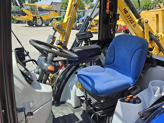 New Holland Boomer 3050 met Bos Maaiarm