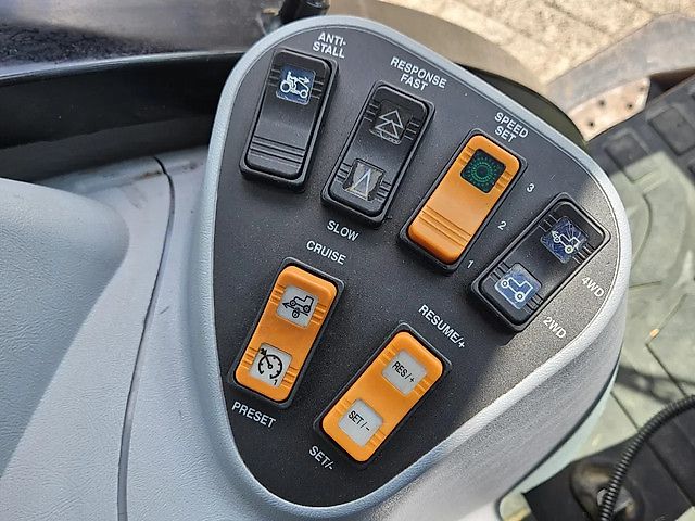 New Holland Boomer 3050 met Bos Maaiarm