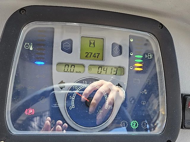 New Holland Boomer 3050 met Bos Maaiarm