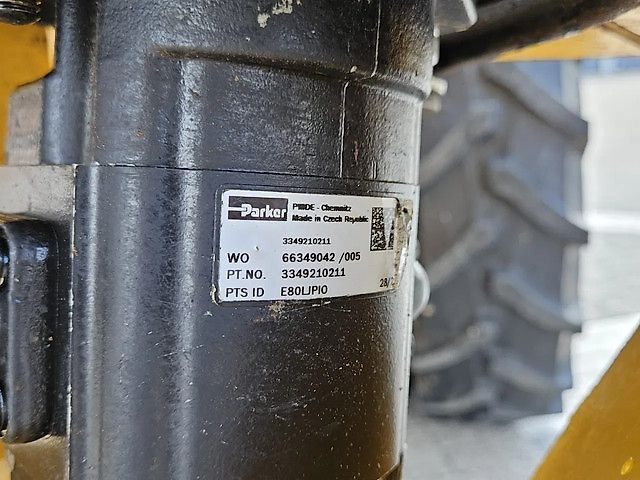 New Holland Boomer 3050 met Bos Maaiarm