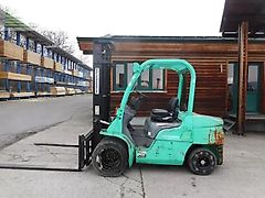 Mitsubishi fd35n mit zwillingreifen und breiten gabelträger