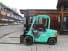 Mitsubishi fd35n mit zwillingreifen und breiten gabelträger