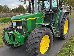 John Deere 6910