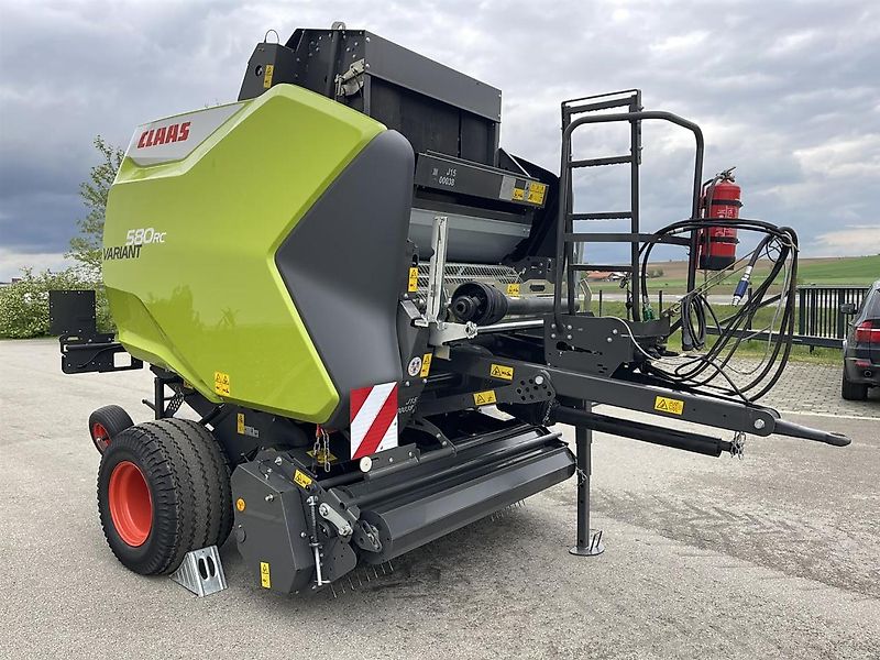 Claas Variant 580 RC PRO, neuwertige Rundballenpresse, Baujahr 2023