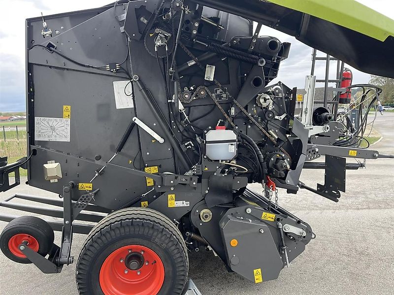 Claas Variant 580 RC PRO, neuwertige Rundballenpresse, Baujahr 2023