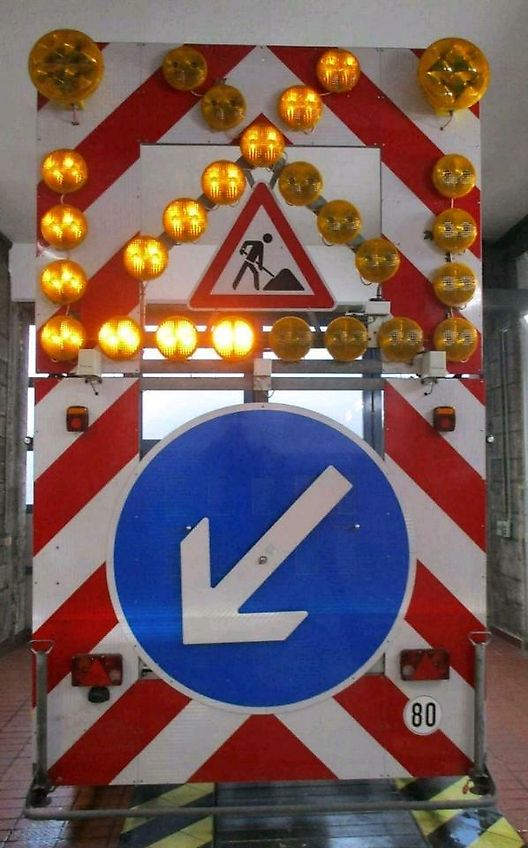 Nissen Verkehrsleittafel Absperrtafel Verkehrsleitanhänger GPS