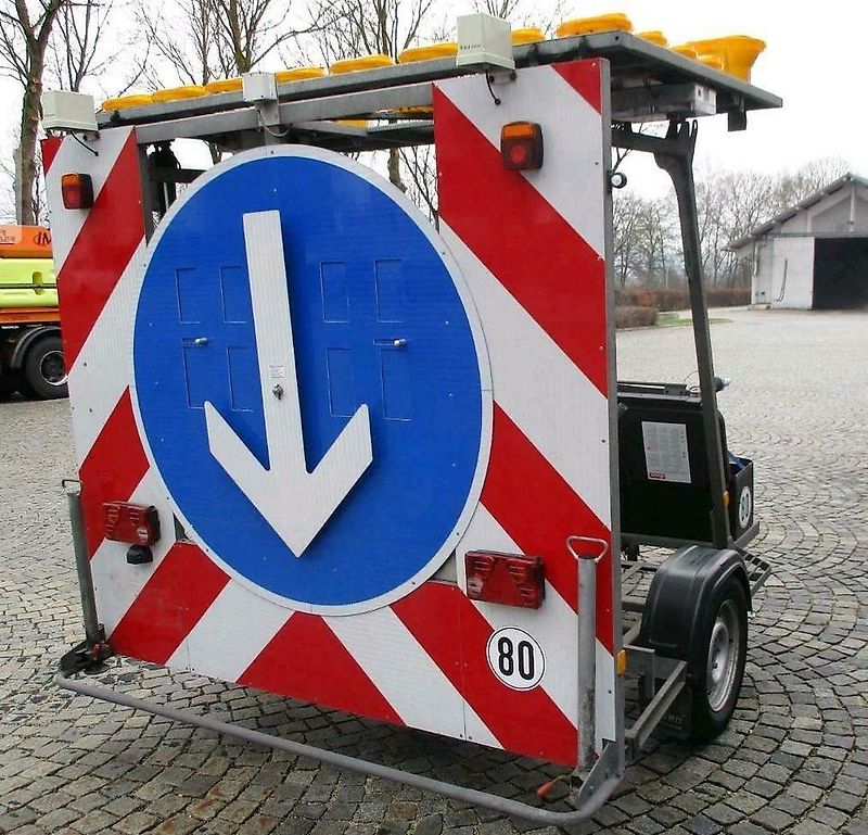 Nissen Verkehrsleittafel Absperrtafel Verkehrsleitanhänger GPS