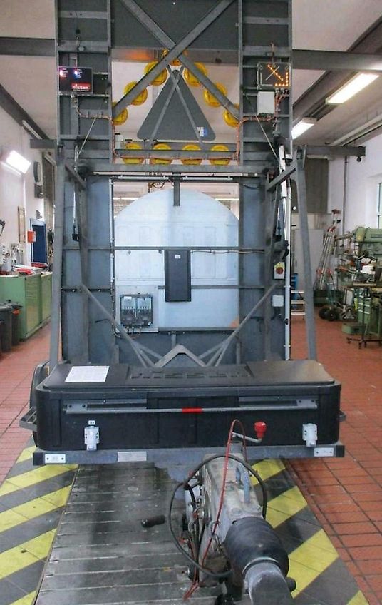 Nissen Verkehrsleittafel Absperrtafel Verkehrsleitanhänger GPS