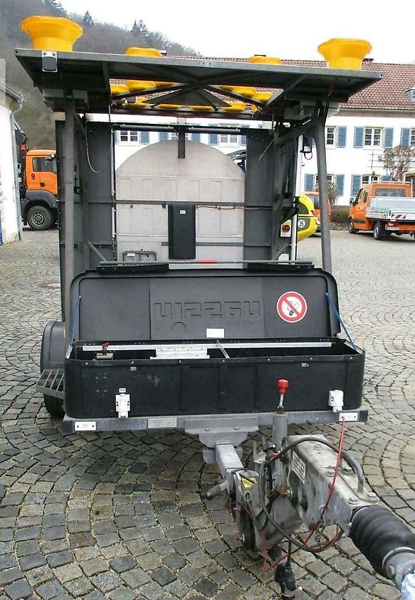 Nissen Verkehrsleittafel Absperrtafel Verkehrsleitanhänger GPS