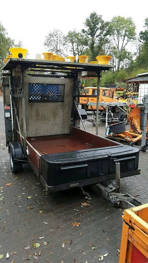 Nissen Absperrtafel mit Funkwarnmeldeanlage verkehrleittafel