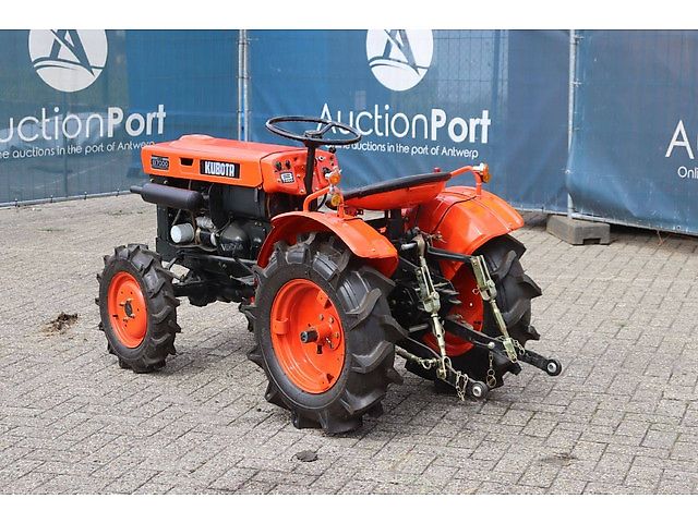 Kubota B7000