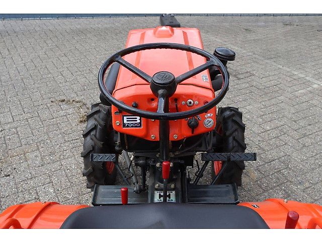Kubota B7000