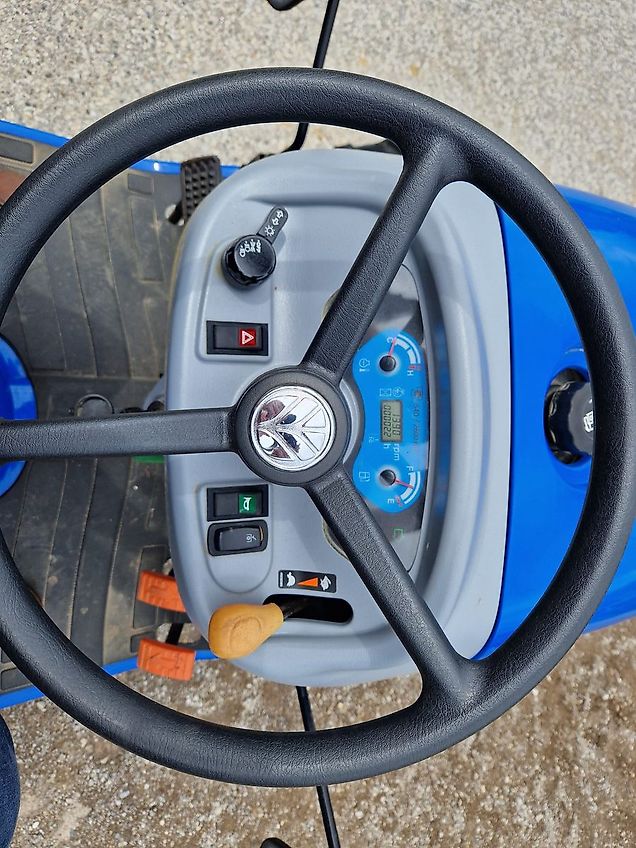 New Holland Boomer 25