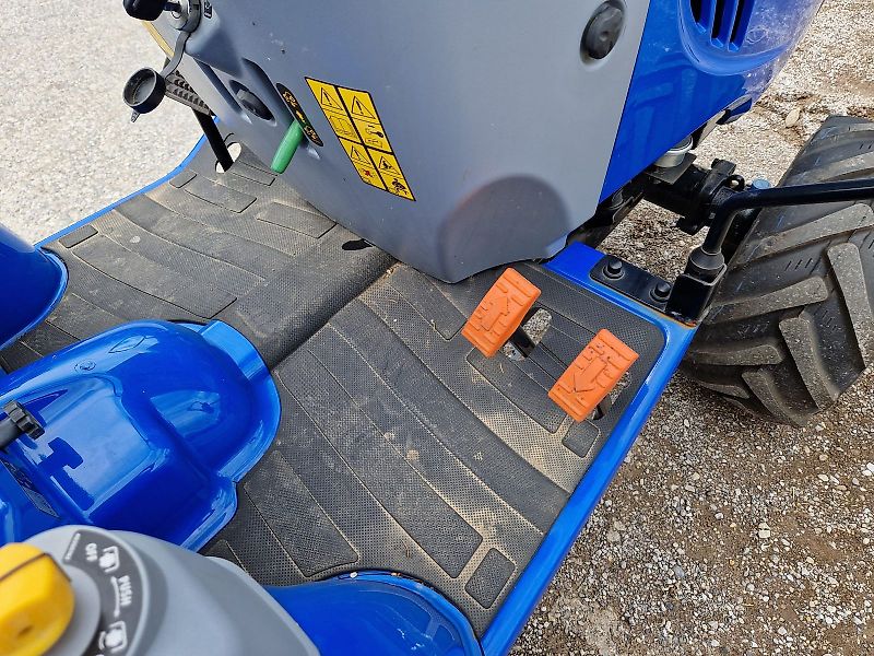 New Holland Boomer 25