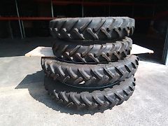 Case IH Kompletträder 270/95 R54 u. 270/95 R38 Alliance Spur 2,10