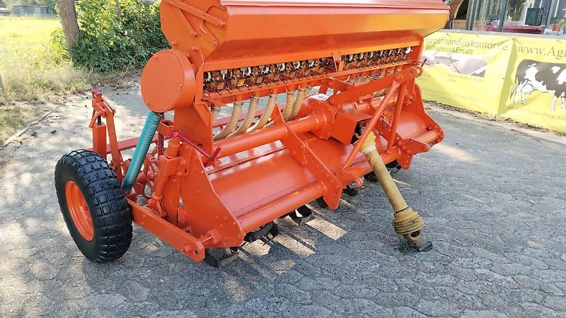 Howard Howard Rotavator 205 cm Bodenfräse mit Saatkasten & Pakerwalze zur Saatgutfixierung 13 Saatrohre drehbar als Breitsaat oder Reihensaatgutablage für 60 PS Schlepper Bodenfräse