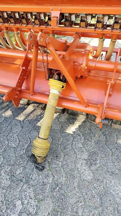 Howard Howard Rotavator 205 cm Bodenfräse mit Saatkasten & Pakerwalze zur Saatgutfixierung 13 Saatrohre drehbar als Breitsaat oder Reihensaatgutablage für 60 PS Schlepper Bodenfräse