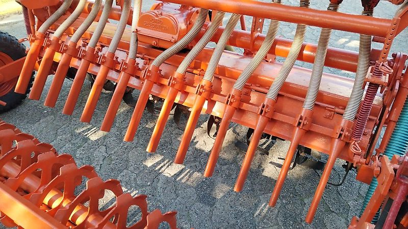 Howard Howard Rotavator 205 cm Bodenfräse mit Saatkasten & Pakerwalze zur Saatgutfixierung 13 Saatrohre drehbar als Breitsaat oder Reihensaatgutablage für 60 PS Schlepper Bodenfräse